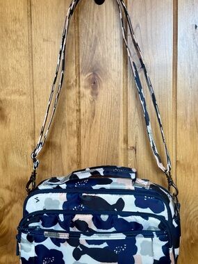 lug Scoop Crossbody Bag: Great for travel ✈️